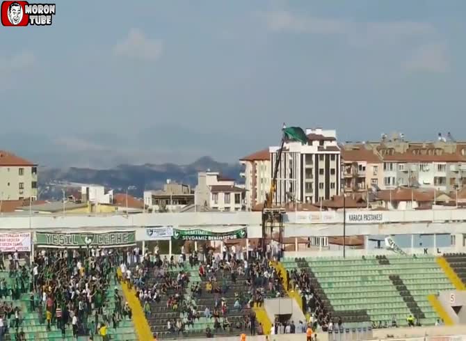 Video: After being barred from the stadium, T&uuml;rkiye comes up with the clever plan to get to his team's game